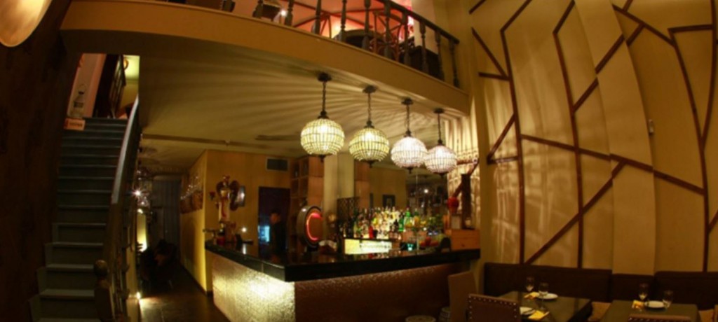 Mezzanine tem serviço de almoço