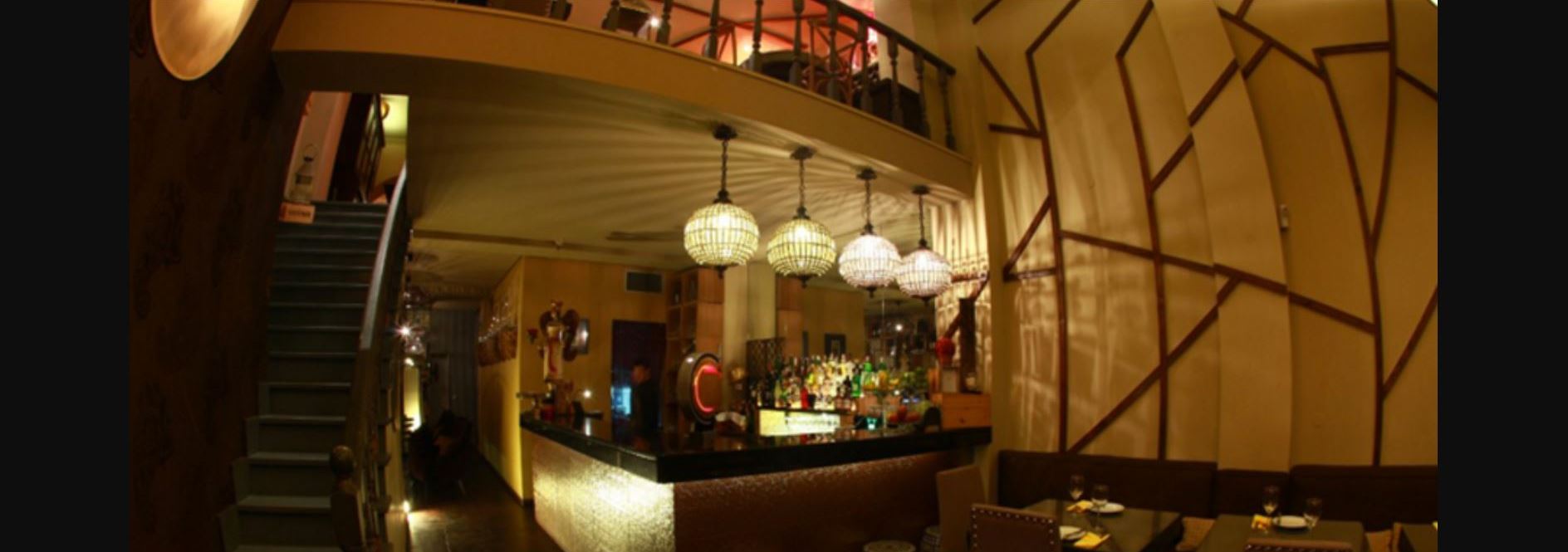 Mezzanine tem serviço de almoço